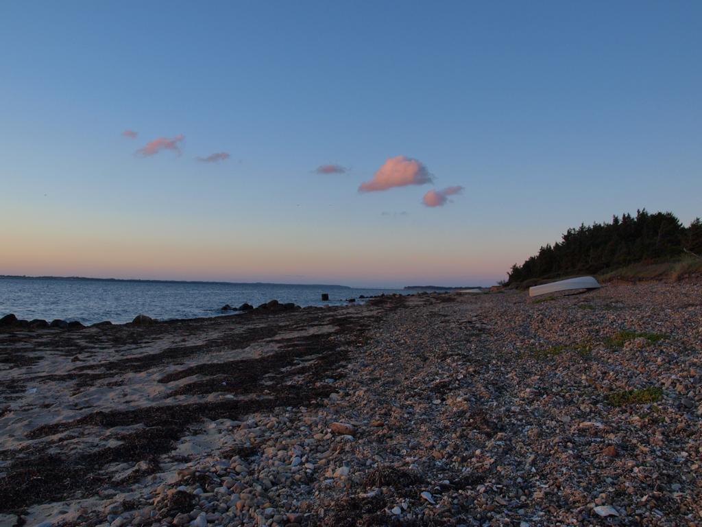 Bild vom Strand in der Abenddaemmerung.